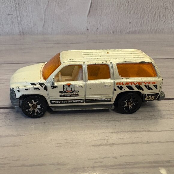 Matchbox 2000 White Chevrolet Suburban SUV Car Mattel 1999 (SKU: 184TO) - Picture 1 of 6
